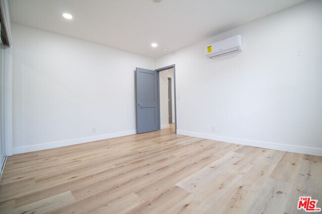 Building Photo - 835 S Sherbourne Dr