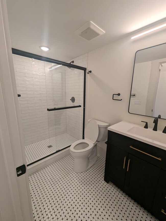 Building Photo - Beautifully Renovated 1 Bed, 1 Bath With In-Unit Washer/Dryer and New Appliances