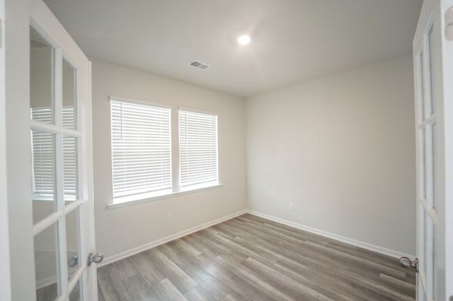 Building Photo - 225 Lillian St