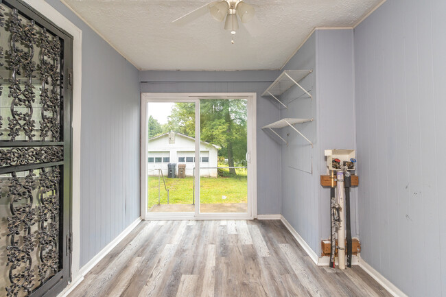 Building Photo - 3224 Garden Dr