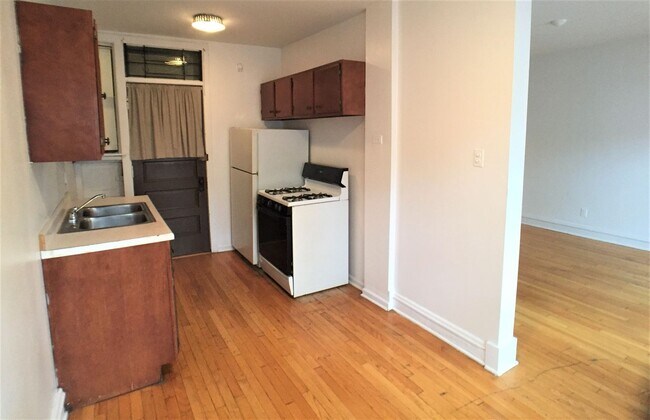 Building Photo - 1060 W Cornelia Ave