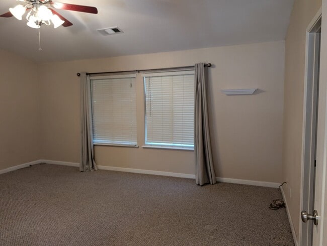 Building Photo - Nice and modern home with upgraded ameniti...