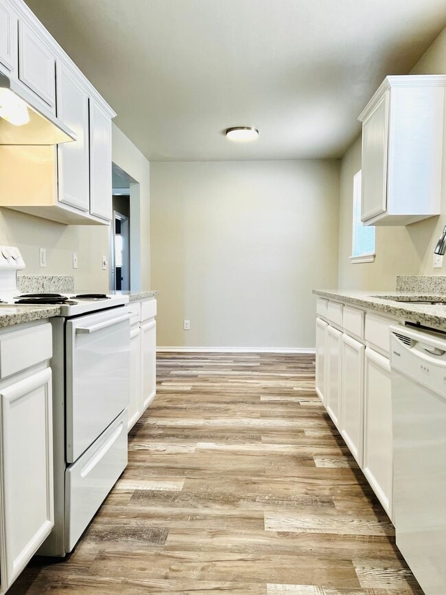 Building Photo - Move-In Special: Updated 2BD 1BA Duplex in...
