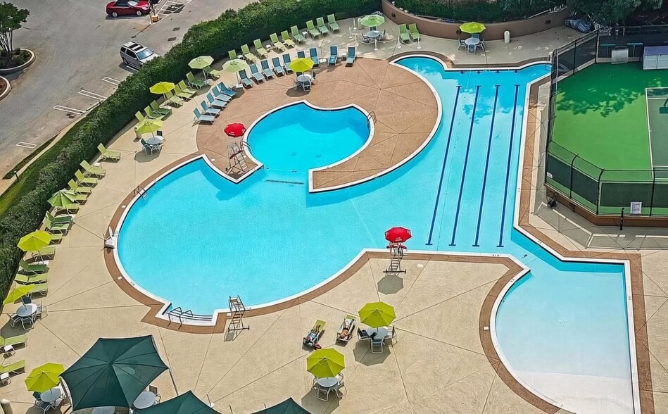 Outdoor pool - 5901 Mt Eagle Dr