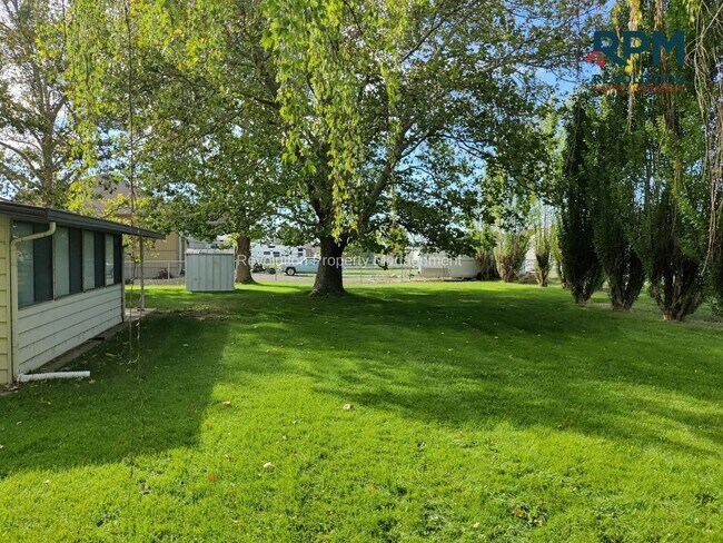 Building Photo - Welcome to living, Welcome to Hooper