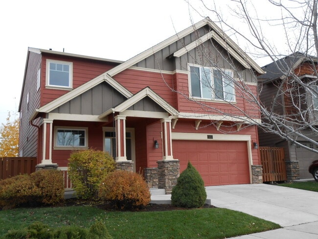 Building Photo - VIDEOTOUR: Stunning Home with Lots of Spac...