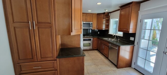 Building Photo - 661 Warner Ave