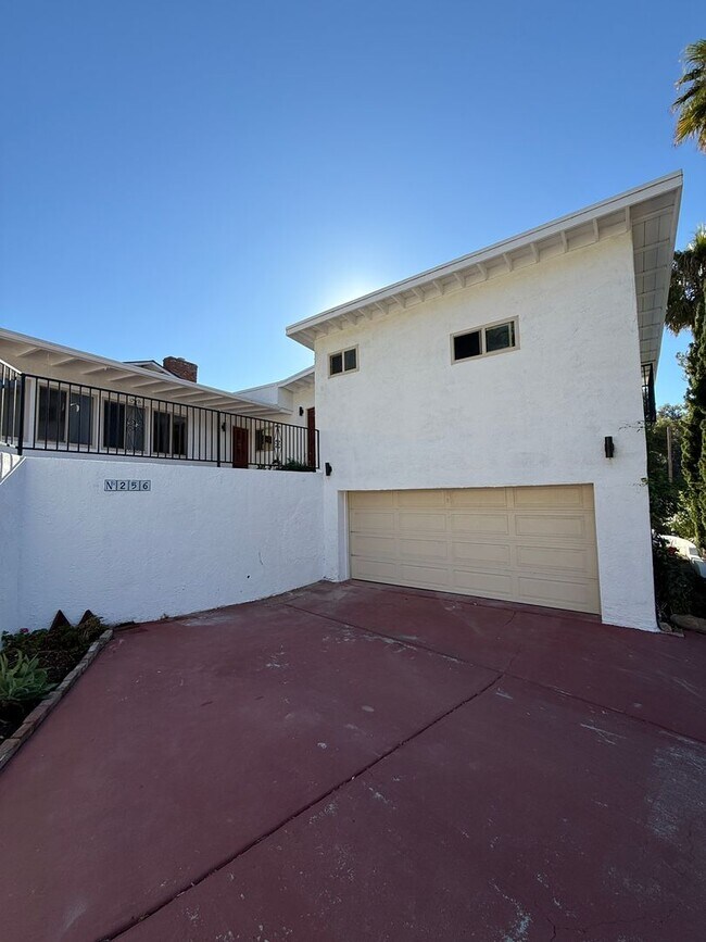Building Photo - Ventura Hillside Beauty with 3 bedrooms, a...
