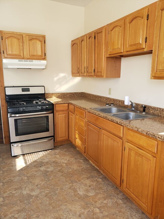 Building Photo - 3 Bedroom Townhouse near Downtown