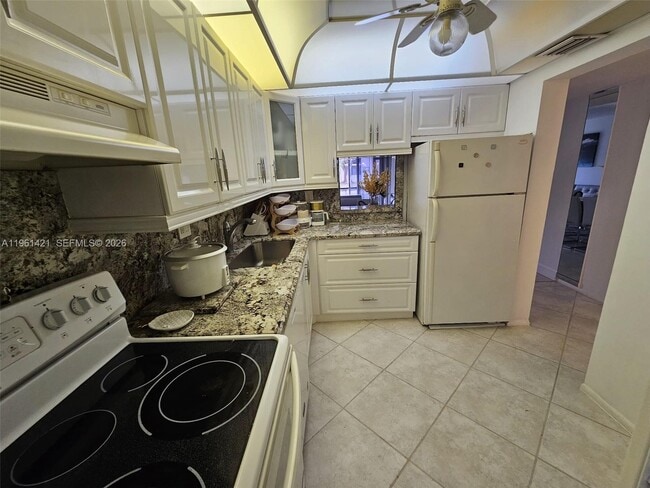 Building Photo - 8020 N Colony Cir