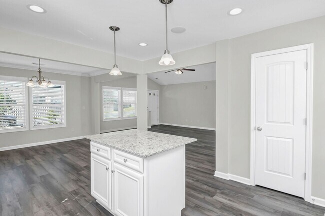 Building Photo - Beautiful Home for Rent in Elgin's Walnut ...