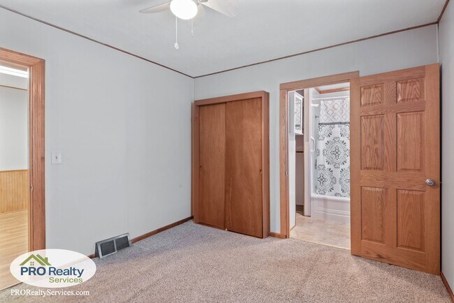 Building Photo - 2 Bedroom Home in South St. Paul