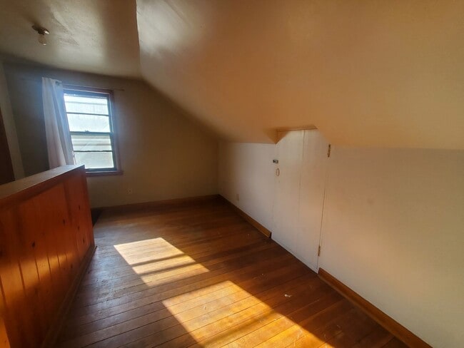 Building Photo - 3 Bedroom Single Family