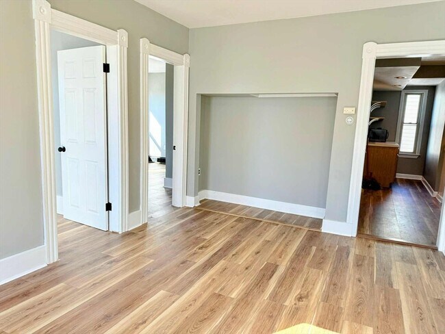 Building Photo - 250 Pine St