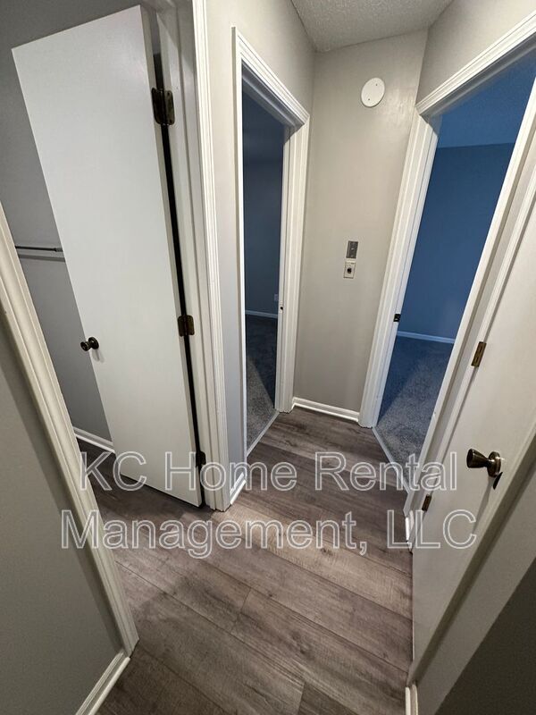 Building Photo - 808 SW Meadowridge Dr