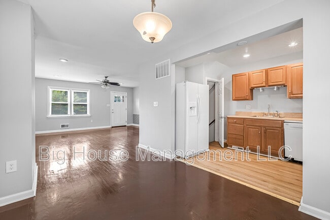 Building Photo - 2107 Hawthorne Rd