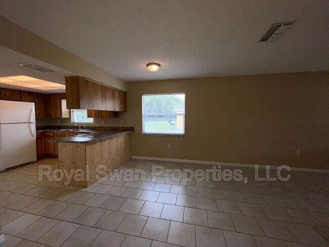 Building Photo - 726 Zella Ln