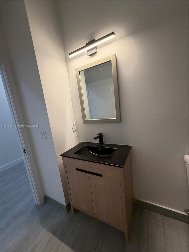 Building Photo - 932 SW 10th St