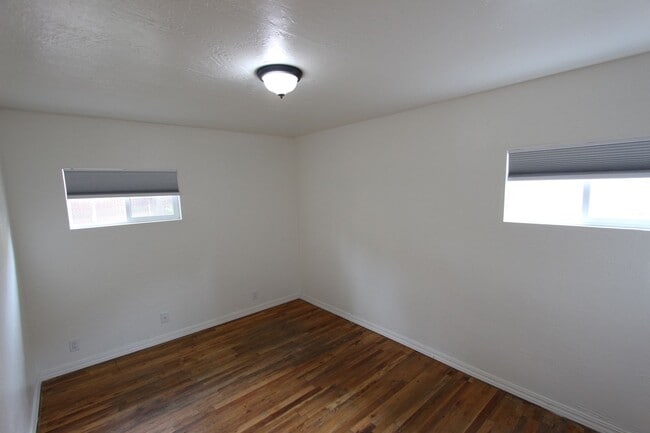 Building Photo - 4 bedroom Sunnyside Home