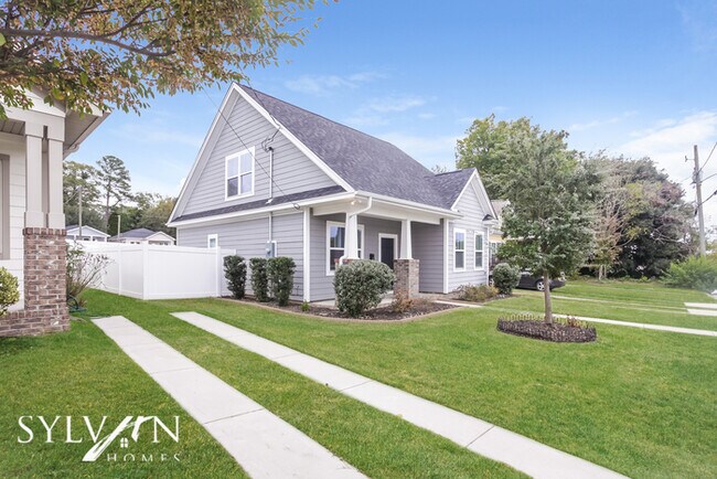 Building Photo - This delightful 3BR 2.5BA is a gem