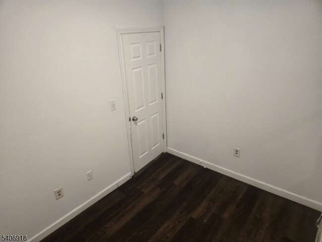 Building Photo - 38 11th Ave W