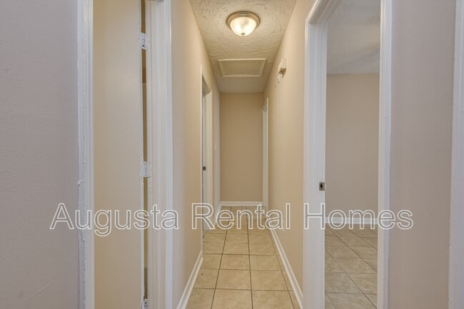 Building Photo - 3859 Fairington Dr