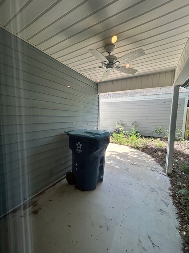 Building Photo - Updated Glynn Haven Rental