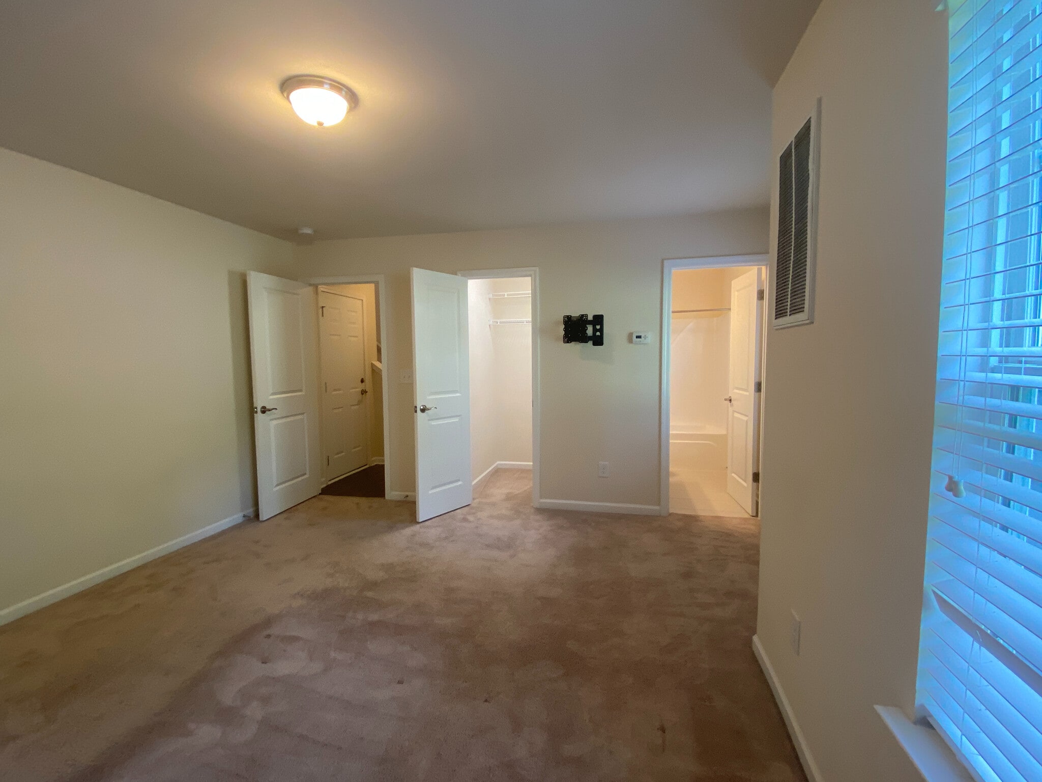 Building Photo - Room in Townhome on Sharonbrook Dr