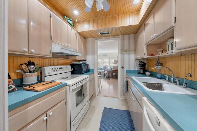 Building Photo - 475 Tequesta Dr