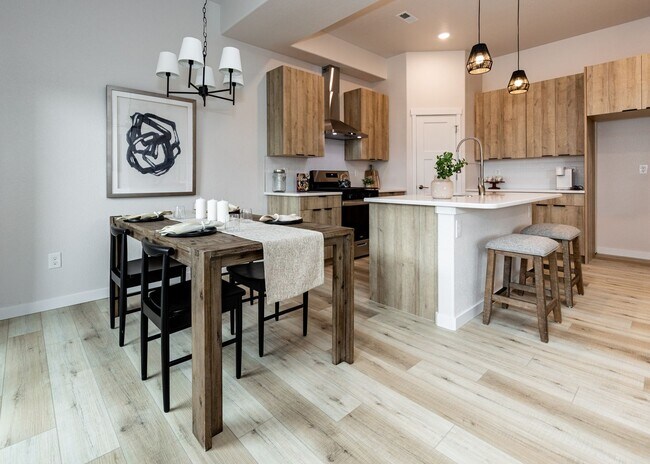 Building Photo - 3 Bedroom End Unit Luxury Townhome in Moun...