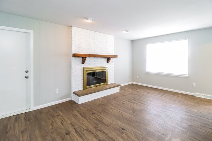 Building Photo - 3841 Hollybrook Dr