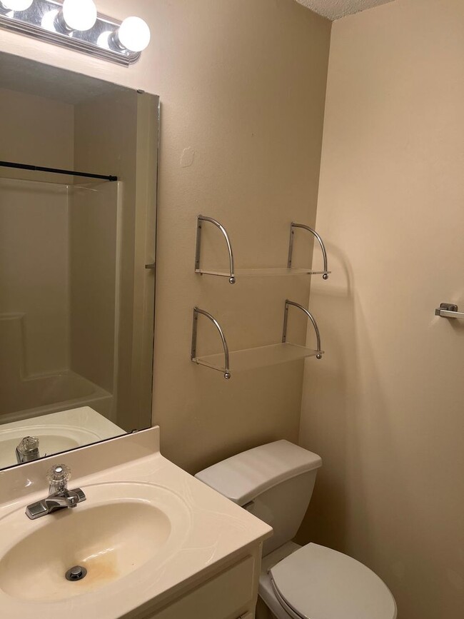 Building Photo - Nice condo, top floor, convenient to hospi...
