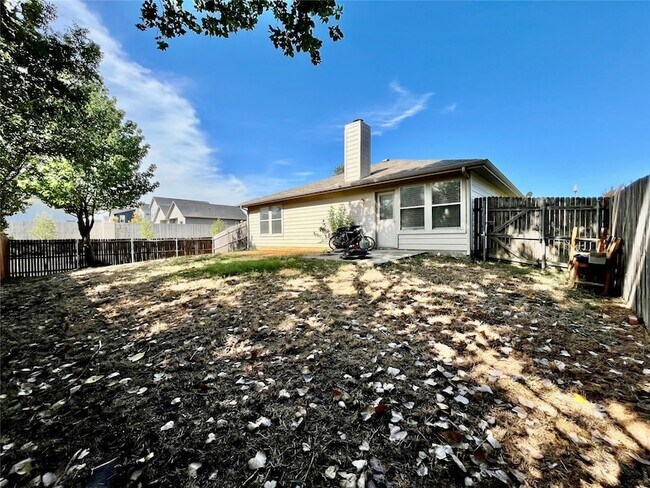 Building Photo - 2200 Lookout Ln