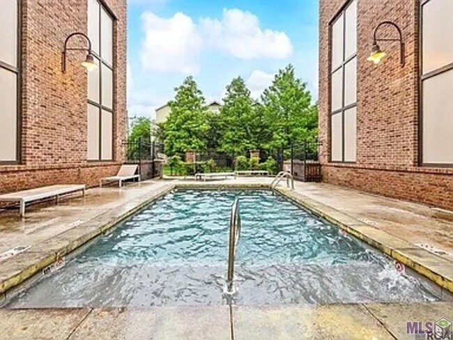 Building Photo - 333 E Boyd Dr