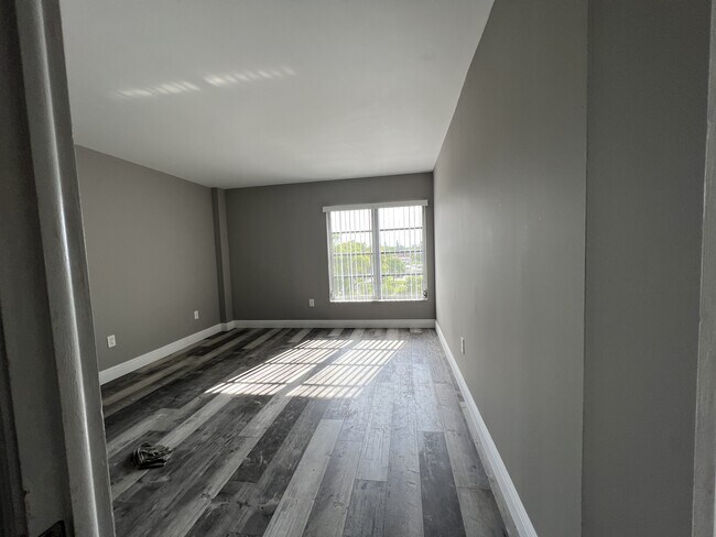 Building Photo - 4158 Inverrary Dr