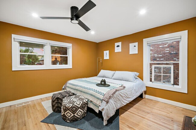 Building Photo - Furnished Downtown Bungalow!