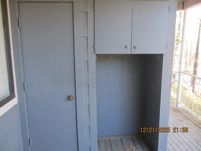 Building Photo - 2700 S White Mountain Rd