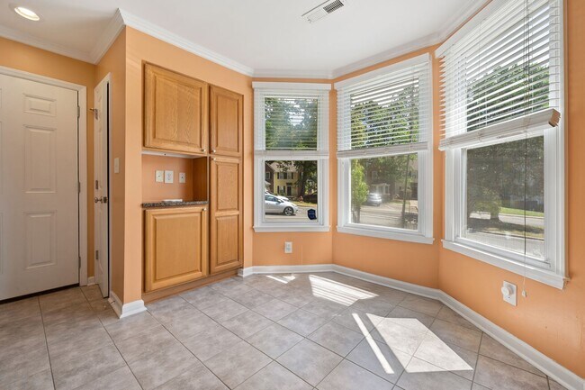 Building Photo - Sunlit Downing Creek townhome with private deck, open layout, and easy access to Duke, UNC, and RTP.