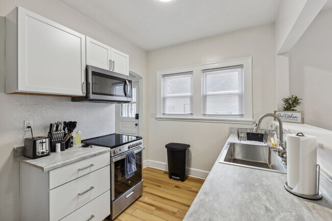Building Photo - 3863 Byram Ave