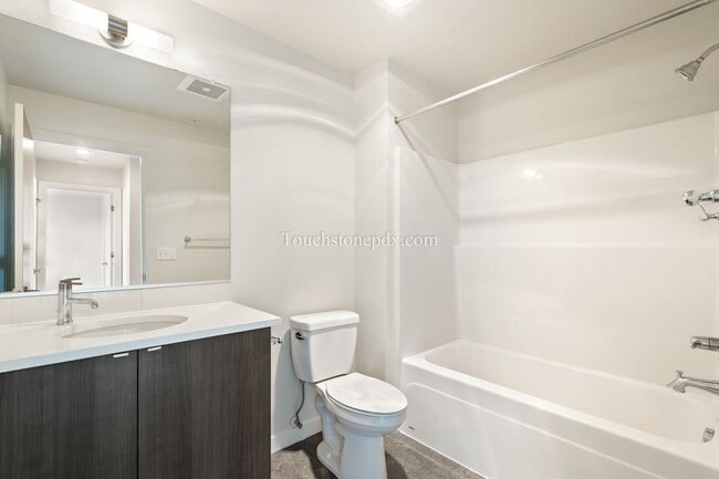 Building Photo - Contemporary 2 BD | 1.5 BA Apartment in The Heart of Northeast Portland