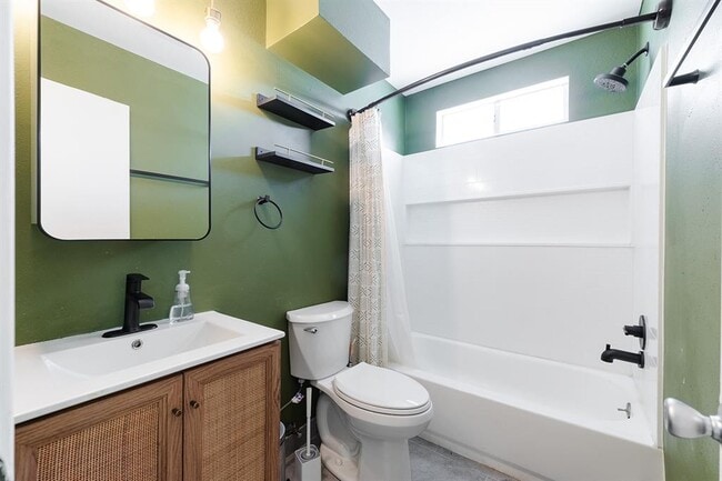 Building Photo - 722 Decker Prairie Dr