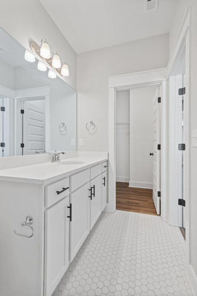 Building Photo - 2 bedroom with bonus space in Cahaba Heights!