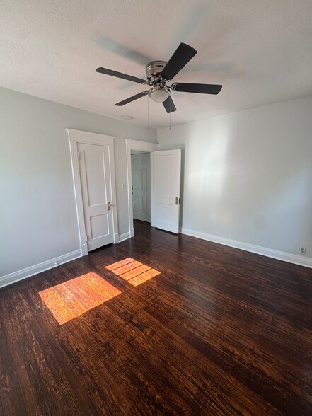 Building Photo - 1333 Castlewood Ave