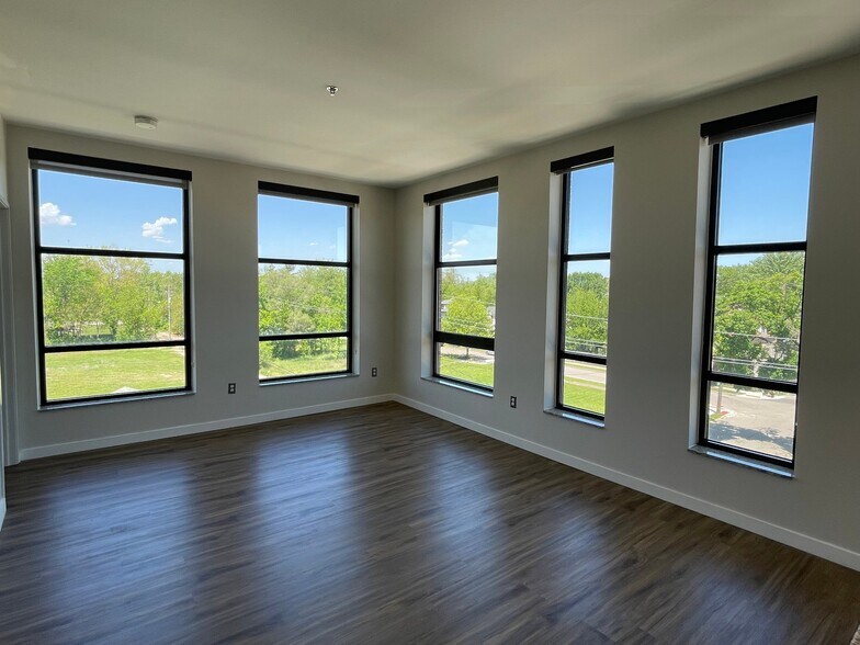 Building Photo - 8001 Kercheval Ave