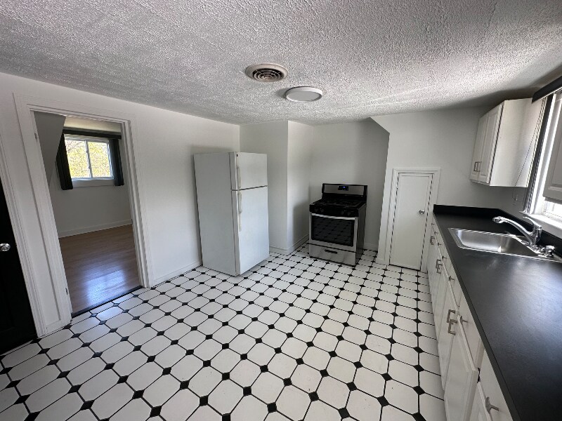 Building Photo - 14 Thill St