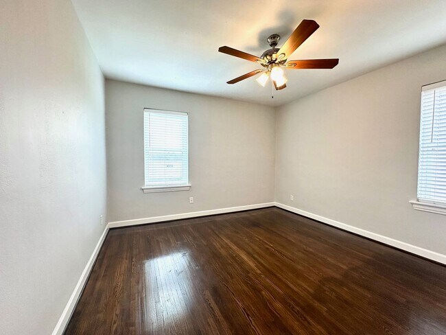 Building Photo - 4633-4635-4635 Jamieson Ave