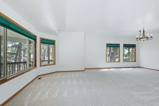 Building Photo - 3 bed 3.5 bath Home in Perry Park!