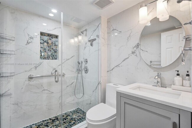 Building Photo - 119 Royal Park Dr