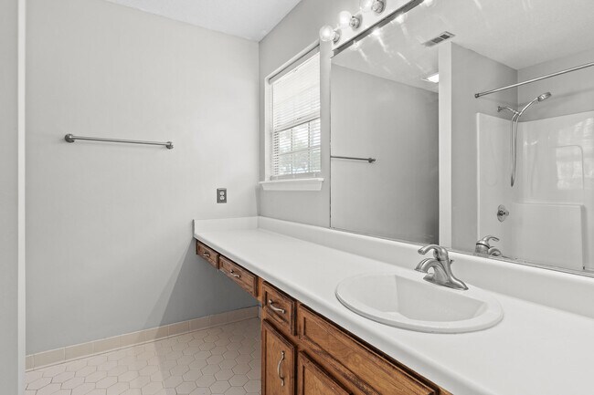 Building Photo - 622 Ridgefield Dr