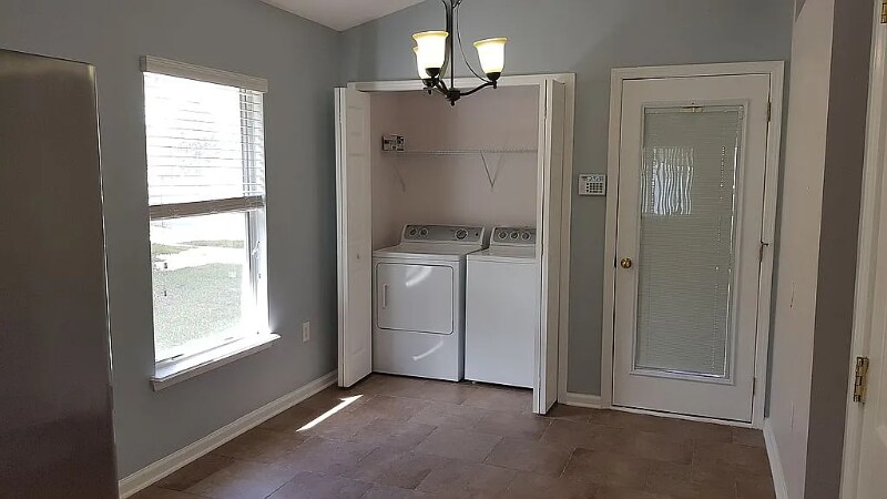 Building Photo - 810 S Lilac Loop